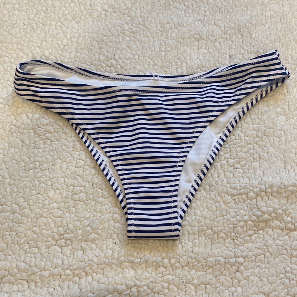 Cupshe black and white stripped swimsuit bottoms